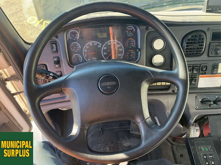 2015-freightliner-m2-106-image-15