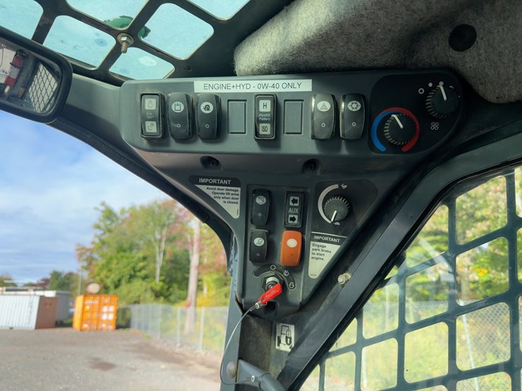 2013-deere-323d-image-21
