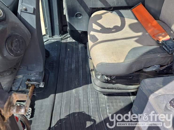 2019-deere-744k-image-59