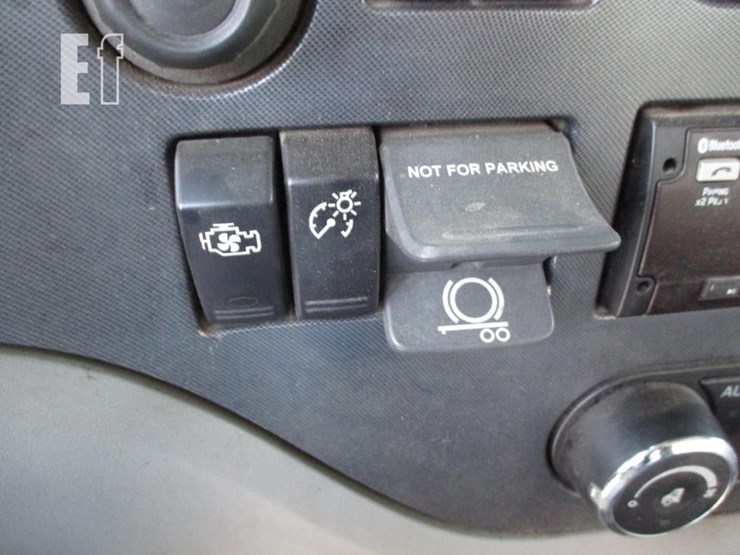 2020-peterbilt-579-image-10