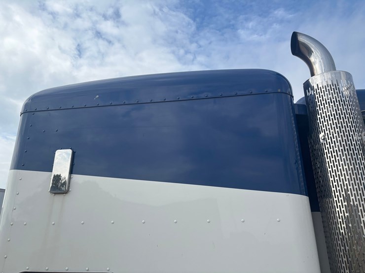 2014-peterbilt-384-image-34
