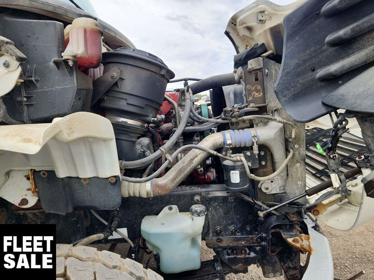 2014-freightliner-m2-106-image-29