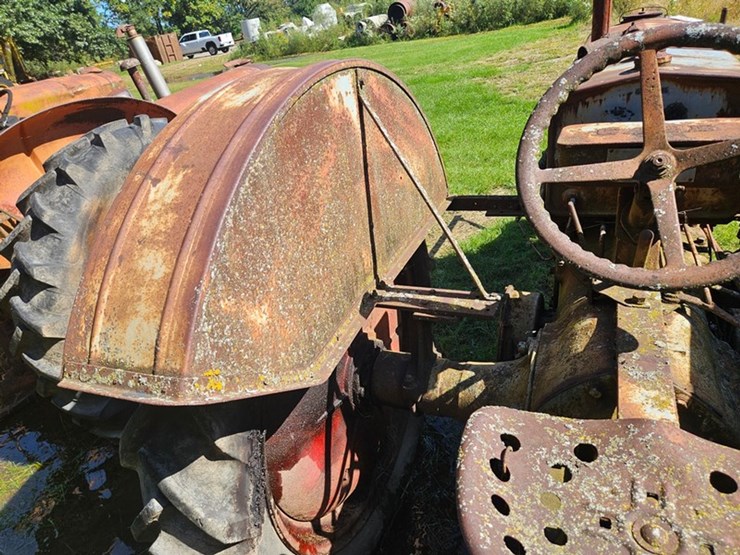 #2526-•-1935-case-cc-tractor-image-19