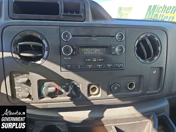 2014-ford-cargo-image-18