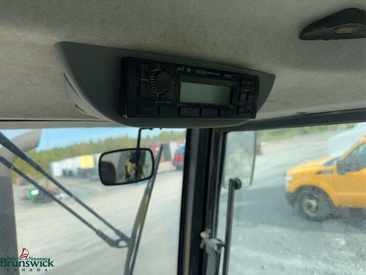 new-holland-b95b-image-25