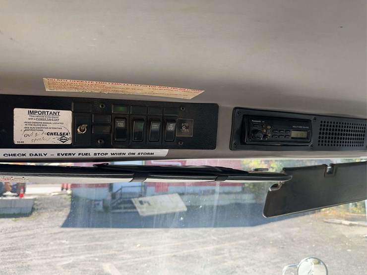 2000-freightliner-fl80-image-23