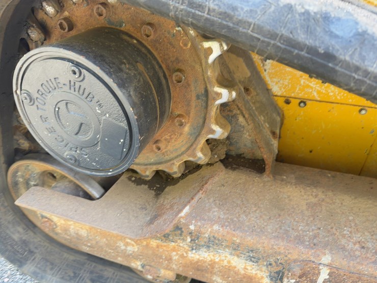 2013-deere-323d-image-12