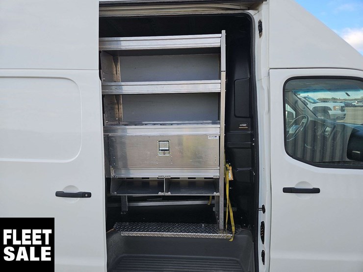 2019-nissan-nv3500hd-image-24