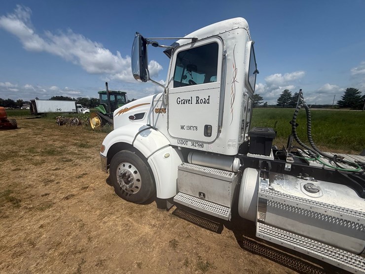 2012-peterbilt-384-image-10