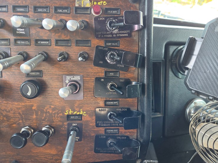 1998-peterbilt-377-image-69