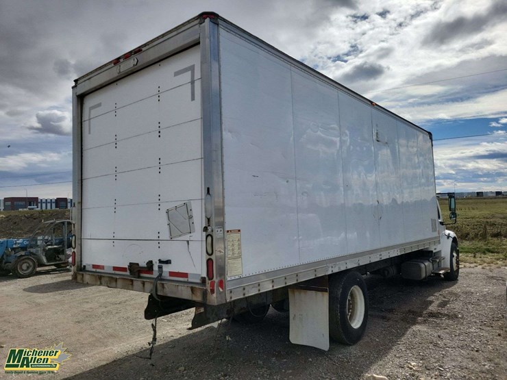 2006-freightliner-m2-106-image-3