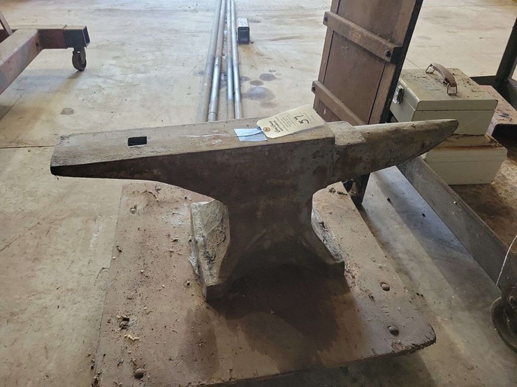 blacksmith-metalworking-anvil-with-horn-and-hardy-hole-image-2