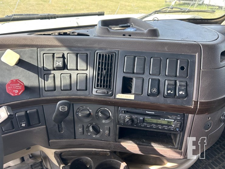 2012-volvo-vnl64t670-image-18