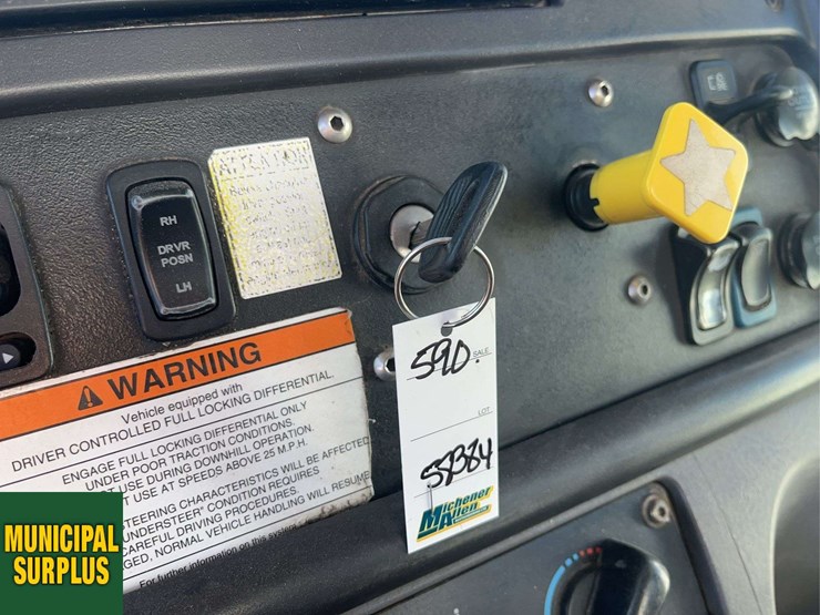 2015-freightliner-m2-106-image-20