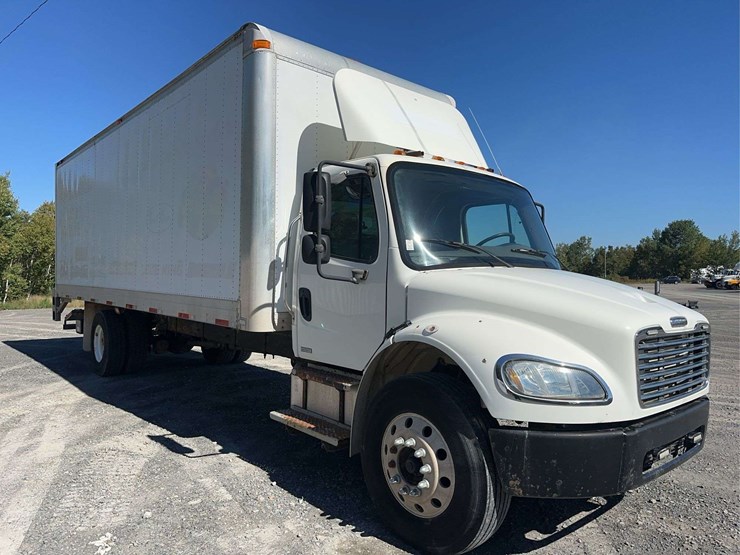 2005-freightliner-m2-106-image-3