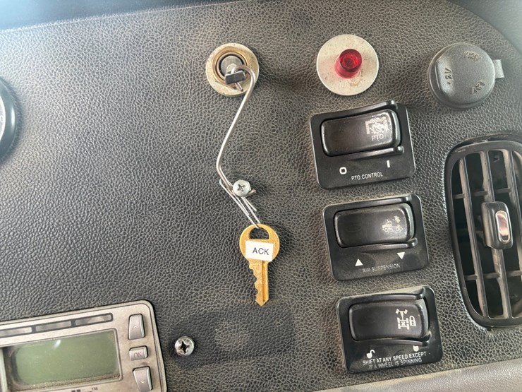 2014-peterbilt-384-image-73