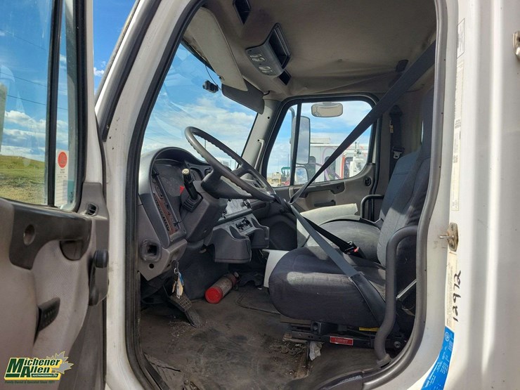 2006-freightliner-m2-106-image-14