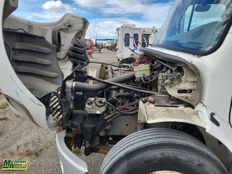 2006-freightliner-m2-106-image-35