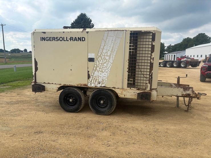 #3338-•-ingersoll-rand-ir900-towable-air-compressor-image-4