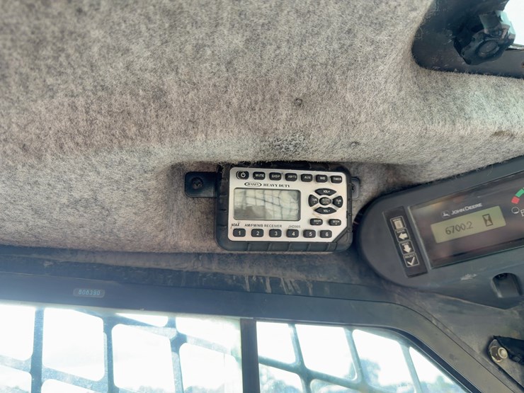 2013-deere-323d-image-22