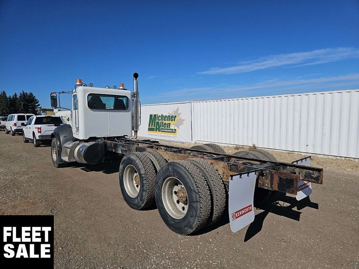 2015-peterbilt-348-image-3