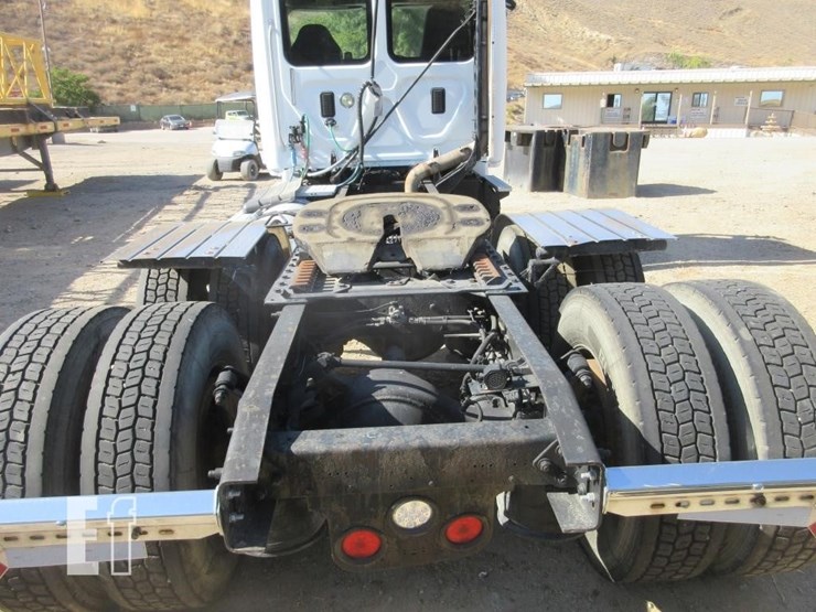 2012-freightliner-cascadia-125-image-11