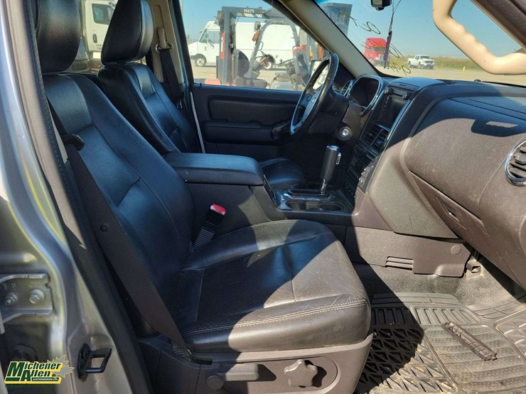 ford-explorer-sport-trac-image-18