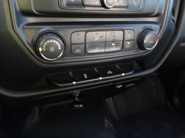 2017-chevrolet-2500-image-24