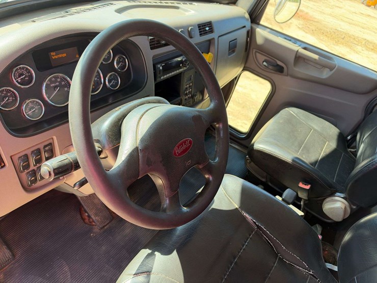 2021-peterbilt-348-image-12