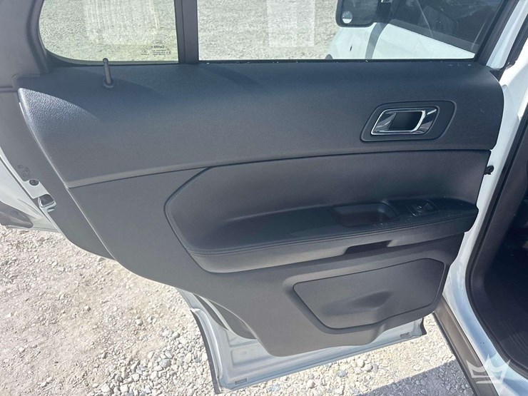 2016-ford-explorer-image-16