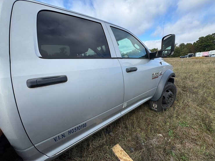 #1941-•-2017-ram-5500-cab-&-chassis-image-24