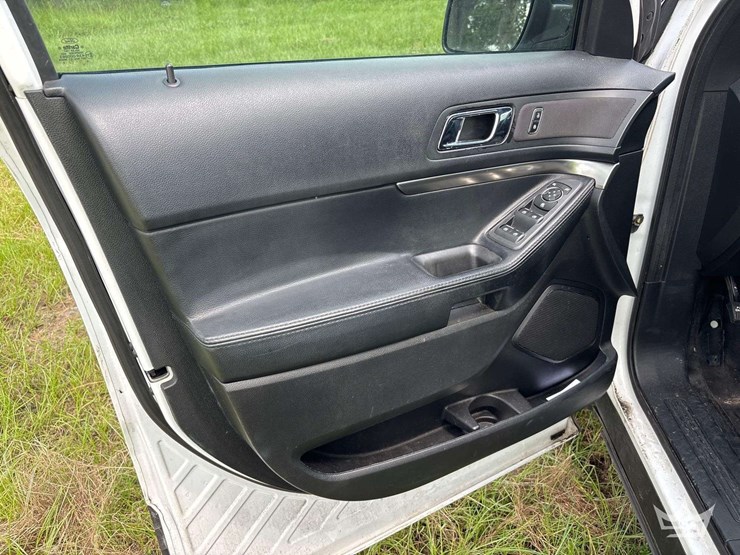 2016-ford-explorer-image-11