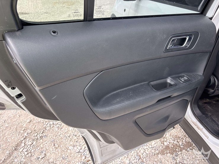 2016-ford-explorer-image-16