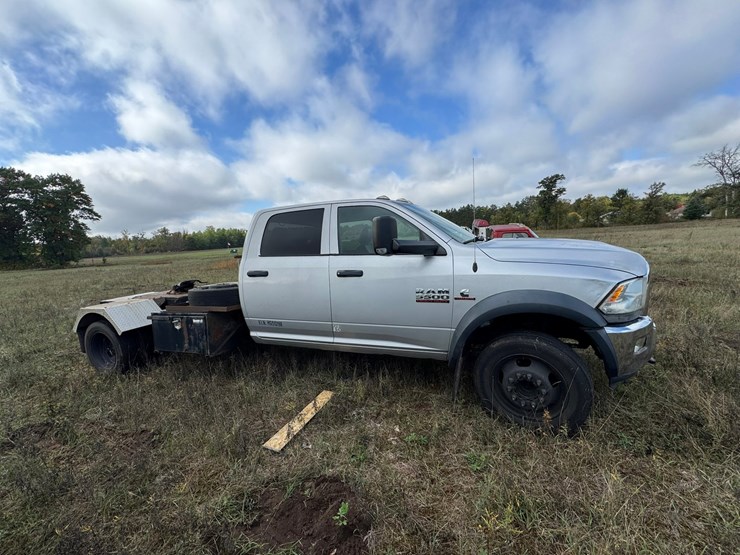 #1941-•-2017-ram-5500-cab-&-chassis-image-6