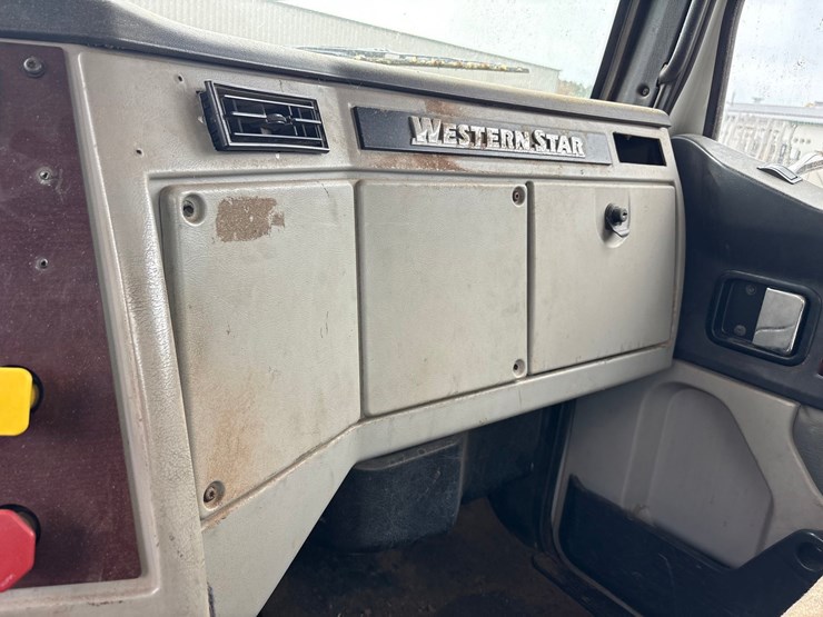 2013-western-star-4900sa-image-88