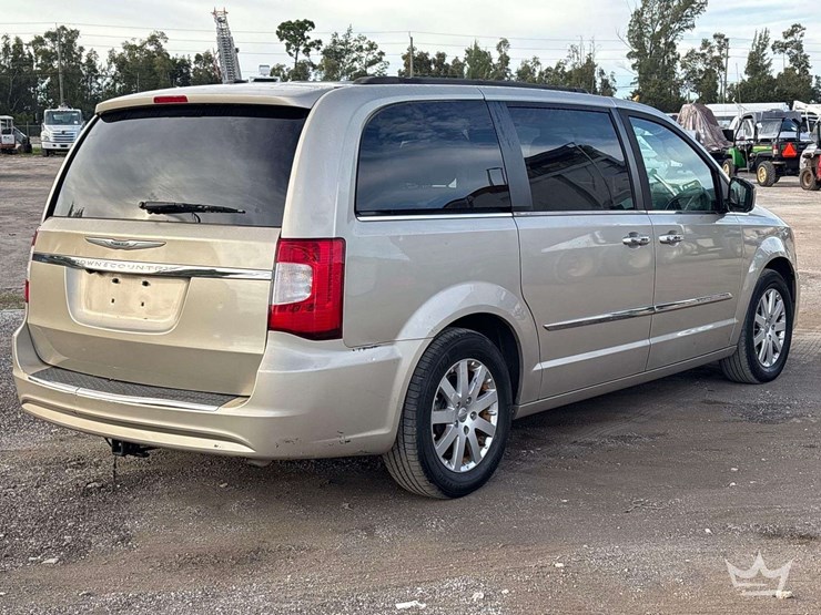 2014-chrysler-town-&-country-image-3