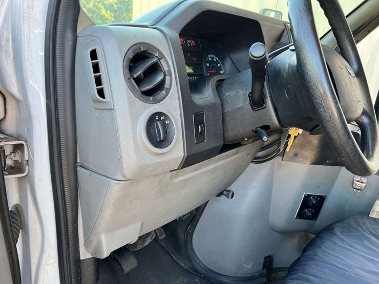 2011-ford-e350-image-11