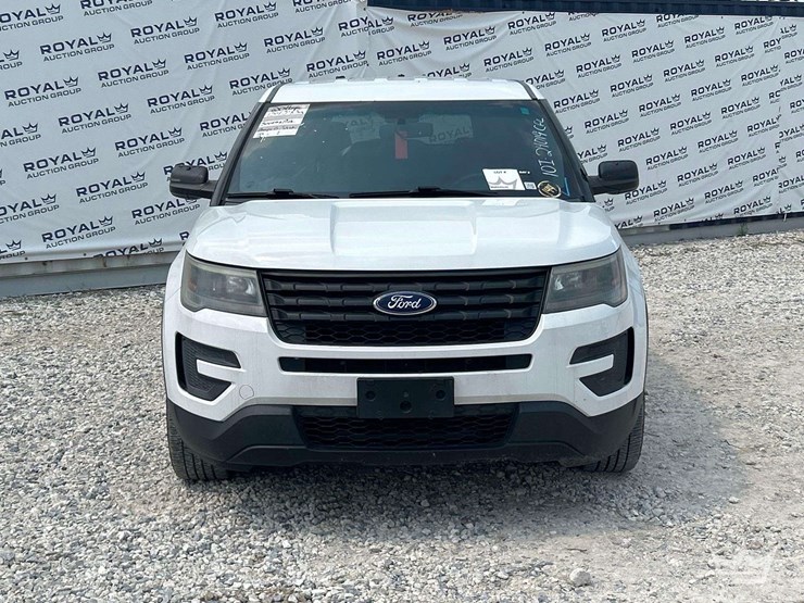 2016-ford-explorer-image-24
