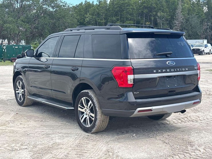 2023-ford-expedition-image-2