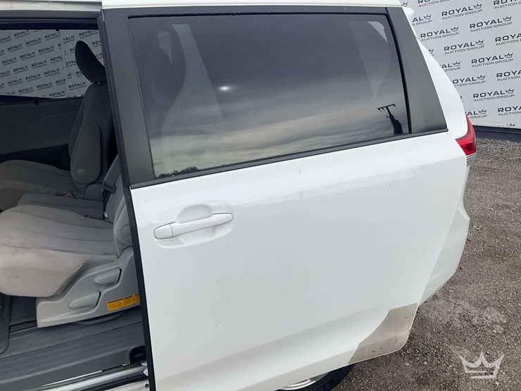 2013-toyota-sienna-image-18