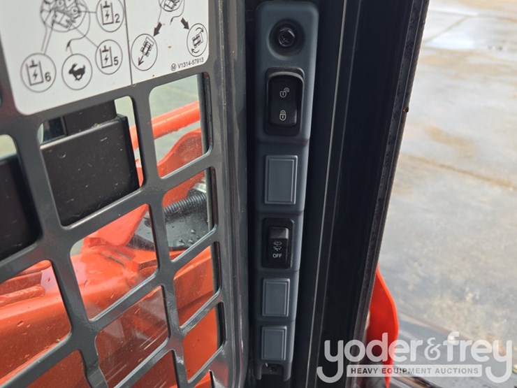 2024-kubota-ssv65-image-48