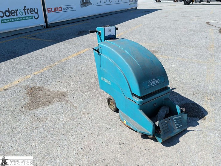 non-operable-tennant-2550-floor-scrubber-image-3