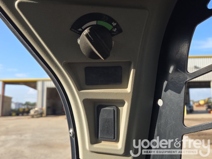 2019-caterpillar-259d3-image-54