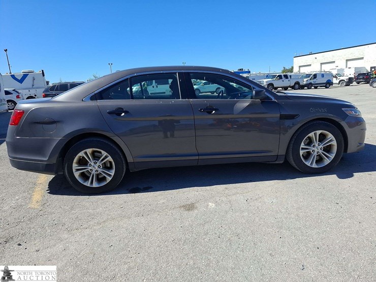 2015-ford-taurus-image-4