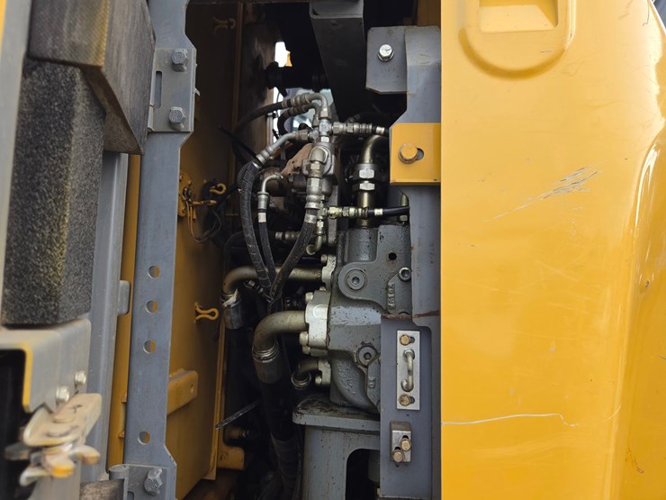 2017-deere-245g-lc-image-38