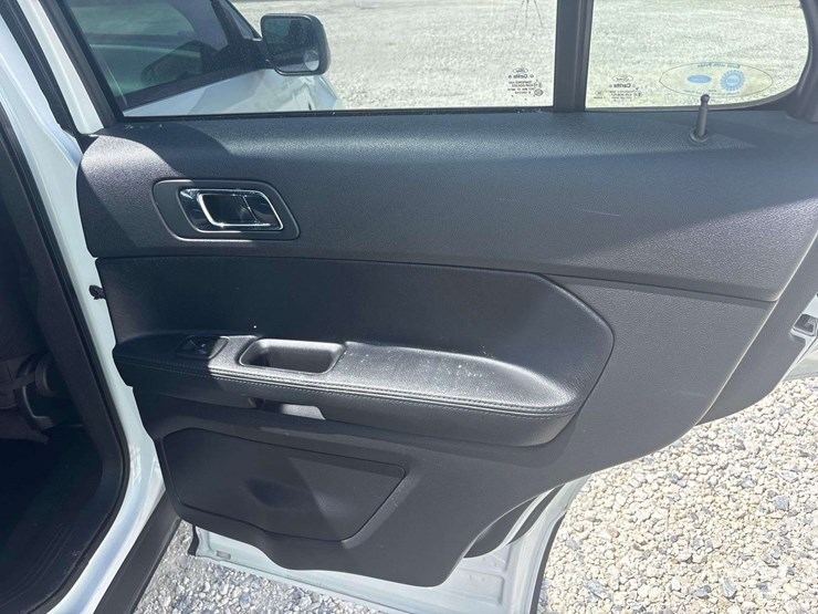 2016-ford-explorer-image-18