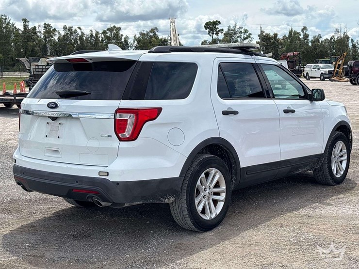 2016-ford-explorer-image-3