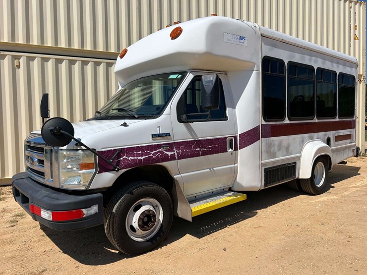 2011-ford-e350-image-1