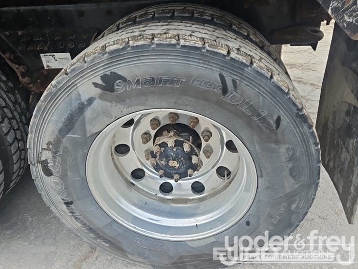 2019-freightliner-122sd-image-16