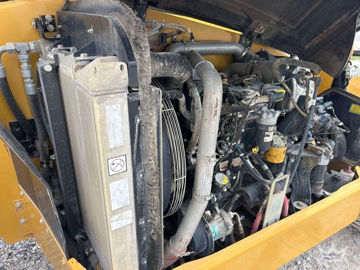 2019-caterpillar-th514d-image-12